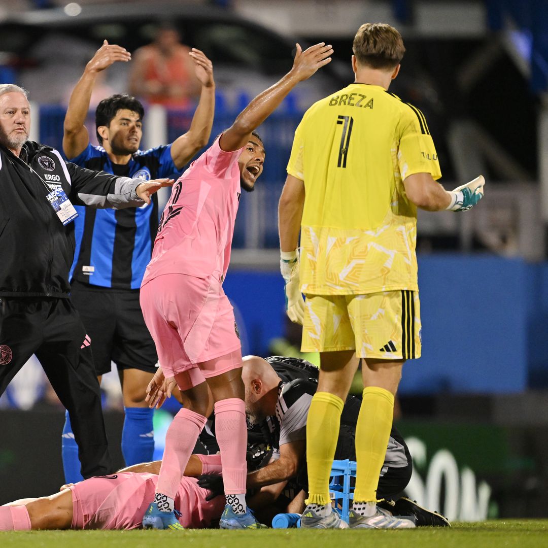 Germán Berterame recibe atención médica durante un partido con el Inter Miami